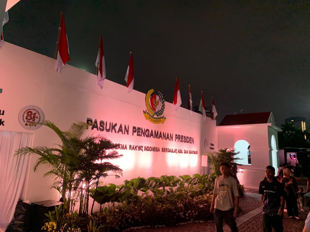 Booth Paspampres menampilkan koleksi seragam dan perlengkapan di TNI Fair 2026 di Monas